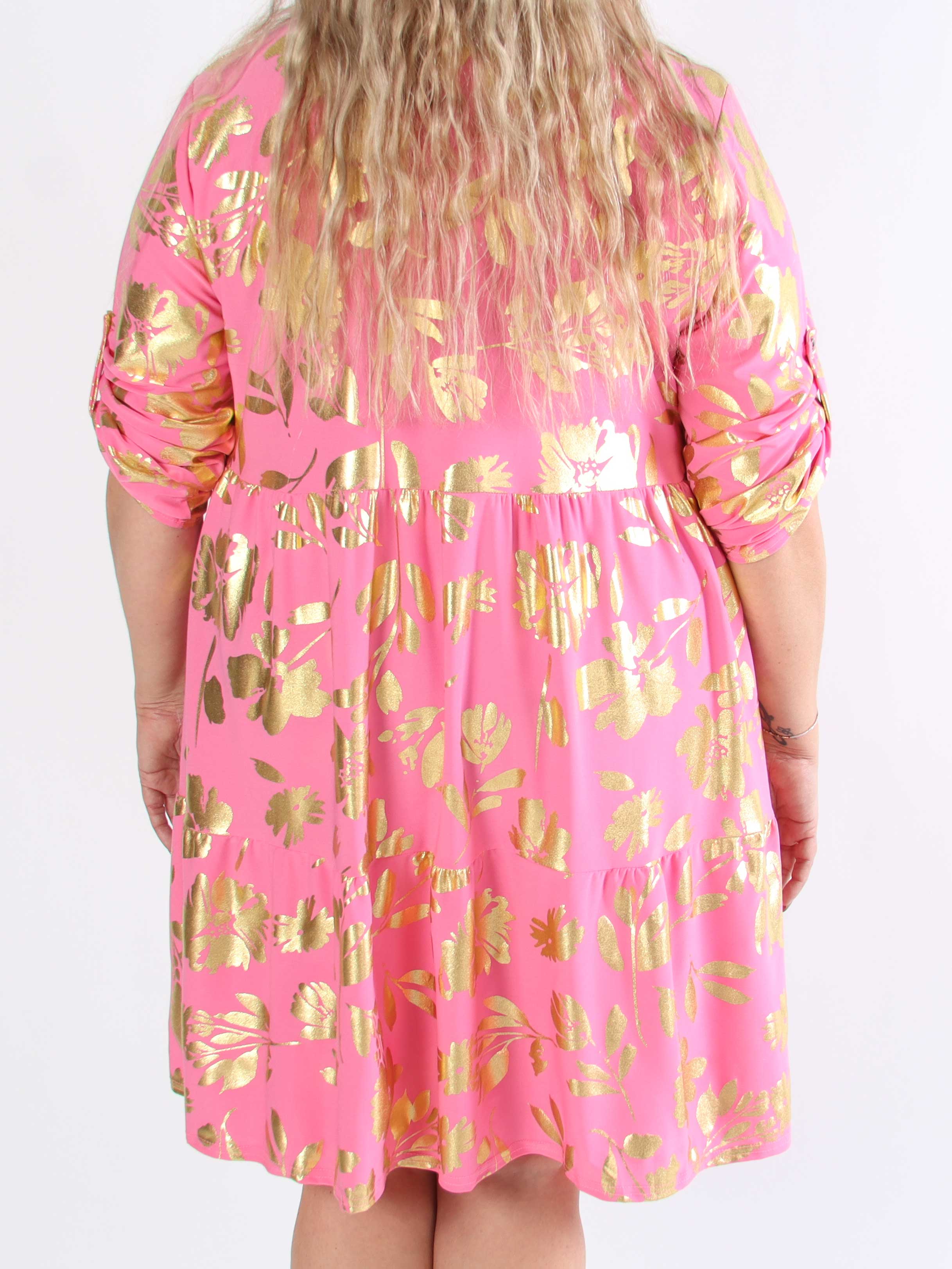 Milano Gold Flower Midi - Plus size kjole med guld blade og lag på lag look